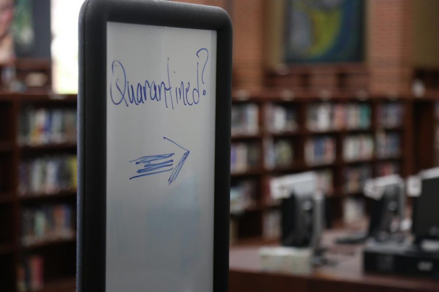 Sign pointing to an isolated area located in the library indicating where quarantined students should go.